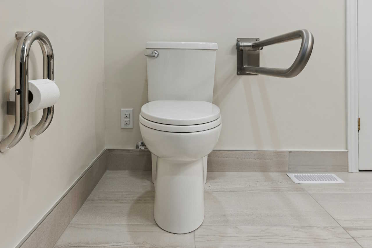Poręcze i uchwyty łazienkowe dla osób z niepełnosprawnościami – wymogi i ergonomia